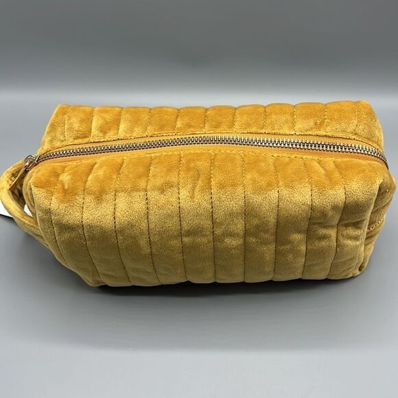 Time and Tru Women's Quilted Pouch with Handle - Picture 3 of 5